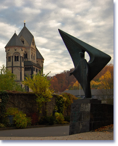 Bronzeskulptur an der Abtei Maria Laach