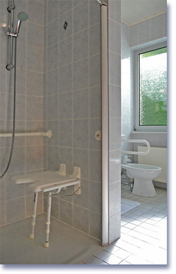 Barrierefreies Gstezimmer - Badezimmer - Dusche mit Klappsitz