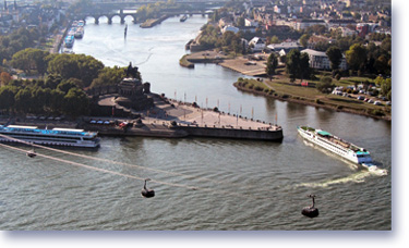 Blick auf das Deutsches Eck und die Seilbahn zur Festung Ehrenbreitstein in Koblenz