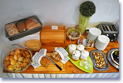 Frühstücksbuffet - Brot und Brötchen, Süßes und Deftiges