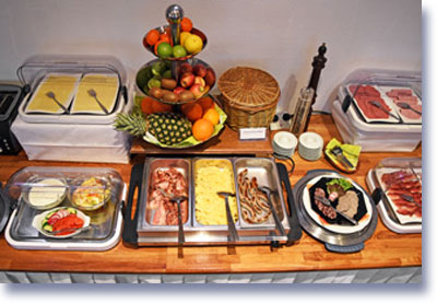 Frühstücksbuffet - Eierspeisen, Wurst, Käse, Obst, Gemüse und weitere Beilagen