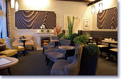 gemütliche Hotel-Lounge am frühen Abend mit Kamin