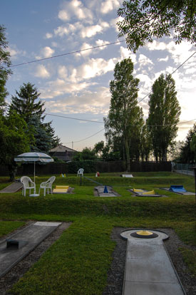 abendstimmung über dem minigolfplatz in mendig am laacher see